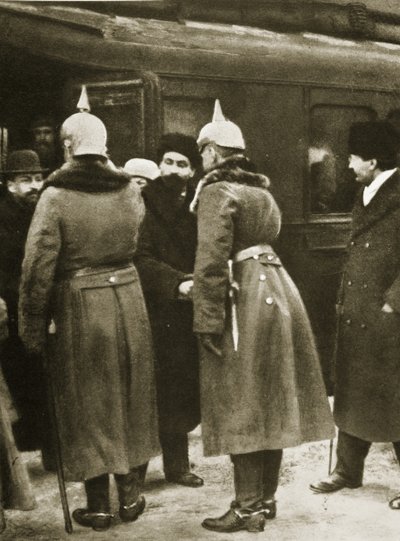 Trotski en Russische afgevaardigden verwelkomd door Duitse officieren in Brest-Litovsk, december 1917 (sepia foto) door Russian Photographer